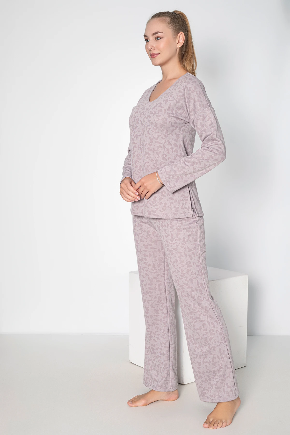 KADIN V YAKA UZUNKOLLU PİJAMA TAKIM C840-844