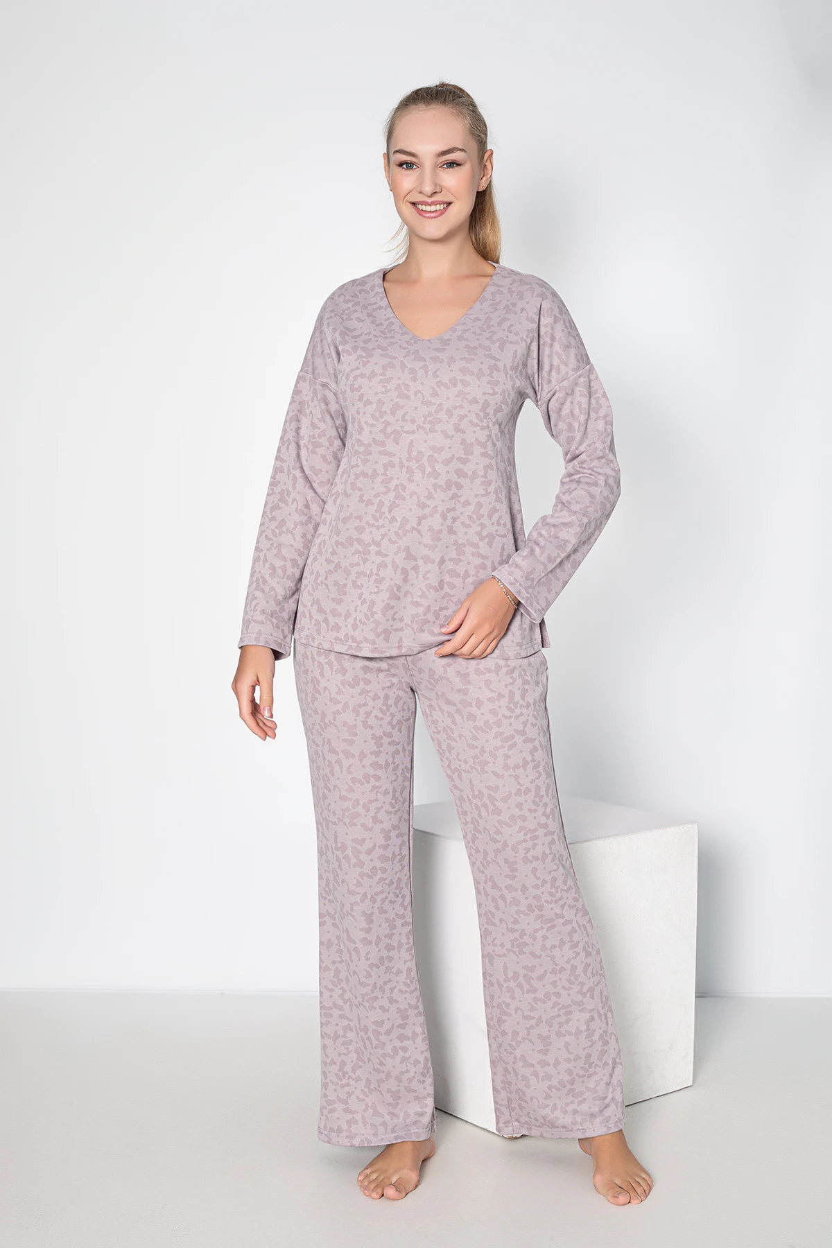 KADIN V YAKA UZUNKOLLU PİJAMA TAKIM C840-844