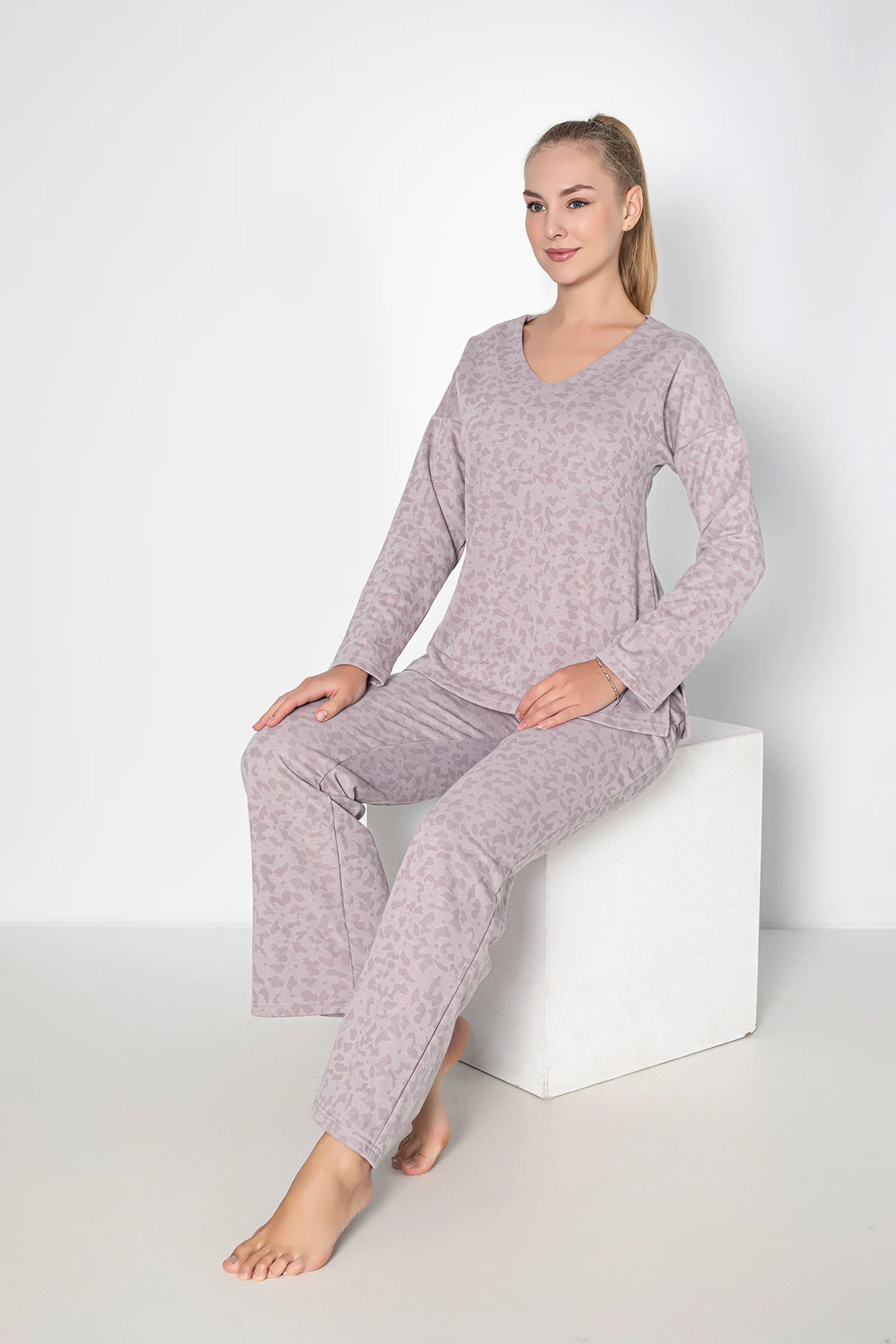 KADIN V YAKA UZUNKOLLU PİJAMA TAKIM C840-844